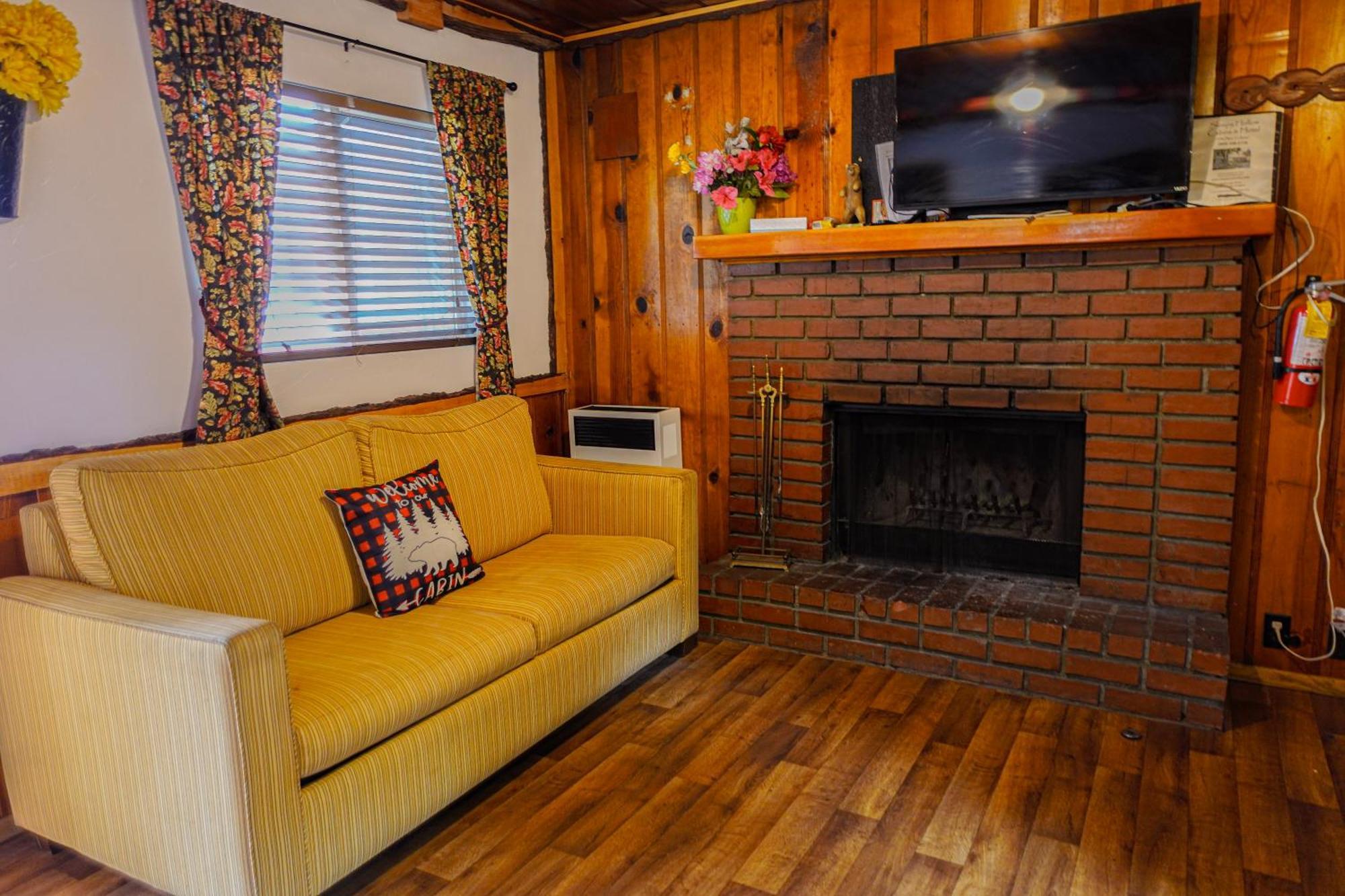 Sleepy Hollow Cabins & Hotel Crestline Exterior foto